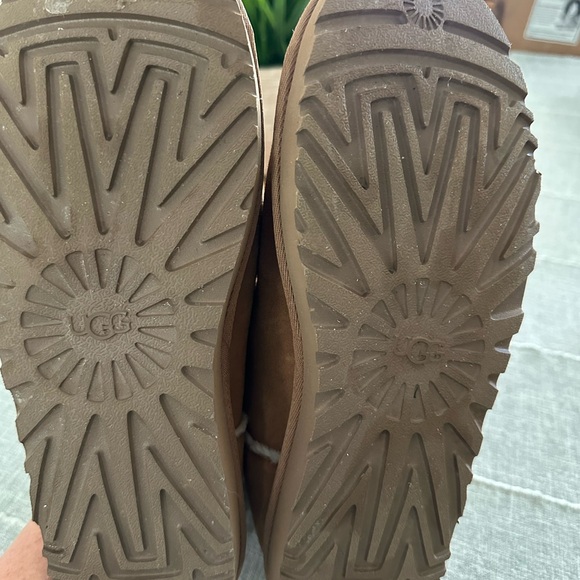 UGG women’s Brown Boots with White Trim - Picture 3 of 3
